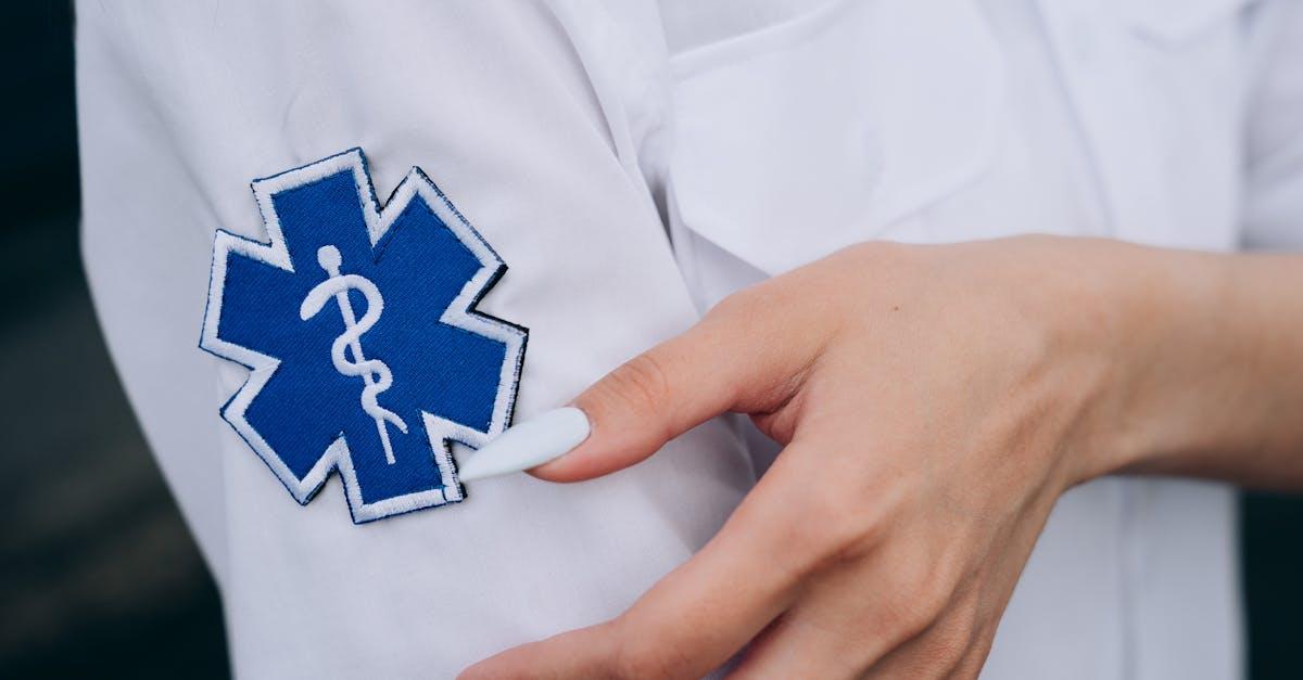 Nagły ból w klatce piersiowej: 7 kroków pierwszej pomocy, które mogą uratować życie
