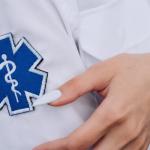 Nagły ból w klatce piersiowej: 7 kroków pierwszej pomocy, które mogą uratować życie