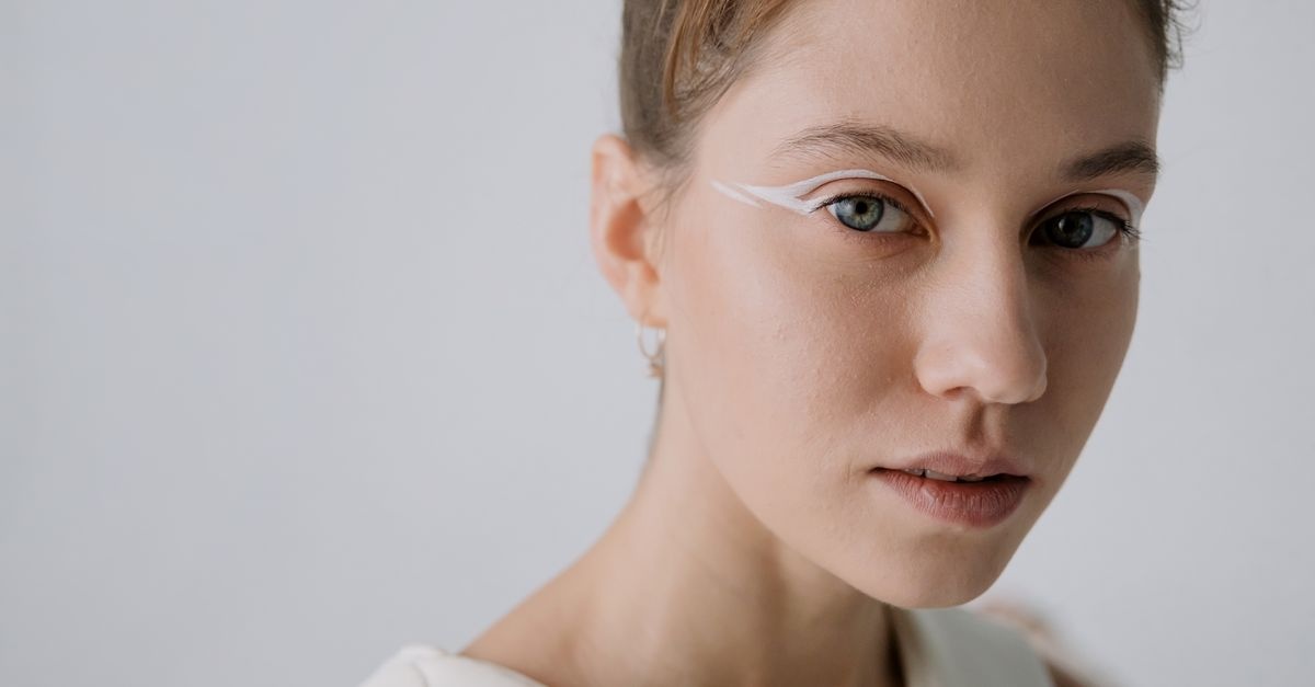 Mistrzowska kreska w kilka minut: żelowy eyeliner i ultracienki pędzelek krok po kroku