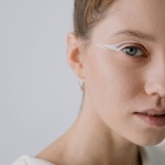 Mistrzowska kreska w kilka minut: żelowy eyeliner i ultracienki pędzelek krok po kroku