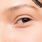 Efekt no make-up na brwiach: laminacja i lekki makijaż dla naturalnie pełnych łuków