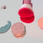 Błysk na policzkach bez filtra: jak róż wypiekany (baked) dodaje glow i rzeźbi rysy twarzy