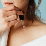 Mniej napięć, więcej blasku: rytuał pielęgnacji karku z serum do zadań specjalnych