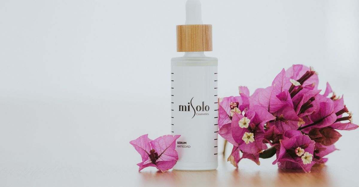 Magia gardenii w kroplach: serum, które rozświetla, koi i wzmacnia barierę skóry